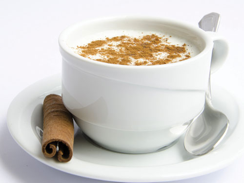 Thêm một nhúm bột quế vào sữa nóng để uống, sẽ giảm chứng đi ngoài liên tục - Ảnh: Shutterstock