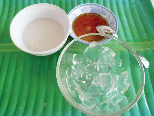 Xu xoa ăn kèm nước cốt dừa và nước đường bát - Ảnh: N.V.Học