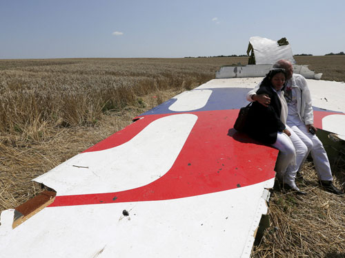 Cha mẹ của nạn nhân người Úc Fatima Dyczynski đến thăm hiện trường vụ rơi máy bay ở Ukraine - Ảnh: Reuters