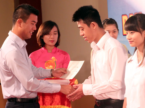 Ông Hoàng Hữu Dũng trao học bổng Nguyễn Thái Bình cho sinh viên - Ảnh: P.Hậu