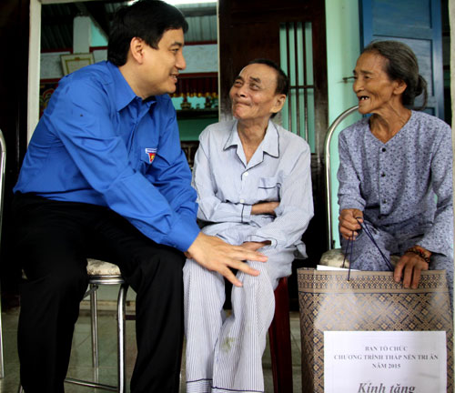 Anh Nguyễn Đắc Vinh thăm, tặng quà cho gia đình thương binh Nguyễn Văn Mộng (P.3, TP.Đông Hà, Quảng Trị)