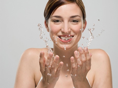 Rửa mặt giúp da sạch sẽ, ngăn ngừa mụn