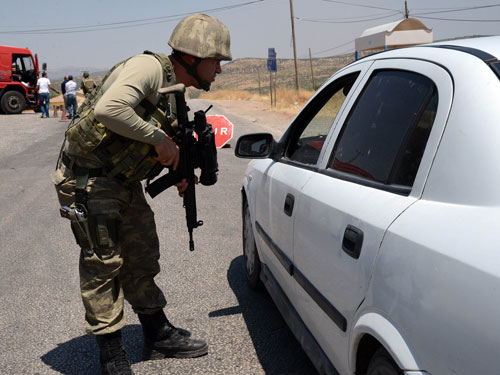 Binh sĩ Thổ Nhĩ Kỳ kiểm tra an ninh tại Diyarbakir, tỉnh có nhiều người Kurd sinh sống ở đông nam nước này - Ảnh: AFP