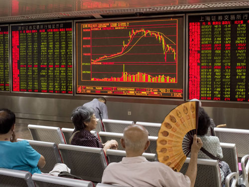 Các nhà đầu tư nhỏ là đối tượng thiệt hại nặng khi chứng khoán Trung Quốc lao dốc - Ảnh: AFP