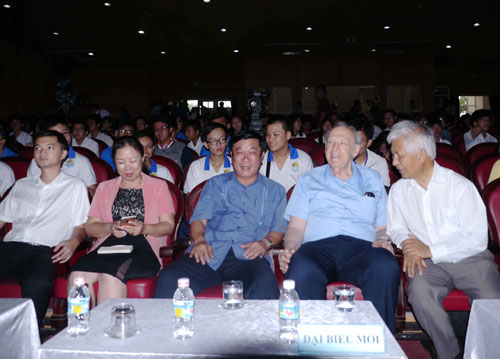 GS Trần Thanh Vân và GS Jerome Friedman (từ phải sang) trò chuyện với lãnh đạo tỉnh Bình Định