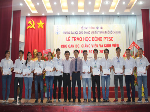 Đại diện PTSC và nhà trường trao học bổng cho cán bộ, giảng viên và sinh viên