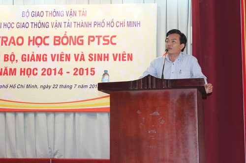 Ông Nguyễn Phú Vang, Phó Giám đốc Công ty Tàu dịch vụ dầu khí - PTSC Marine rất vui vì được đồng hành cùng nhà trường trong công tác hỗ trợ sinh viên