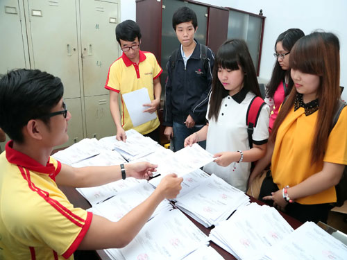 Thí sinh tự do nhận giấy báo kết quả thi tại Cơ quan đại diện Bộ GD-ĐT tại TP.HCM trong sáng qua - Ảnh: Đào Ngọc Thạch