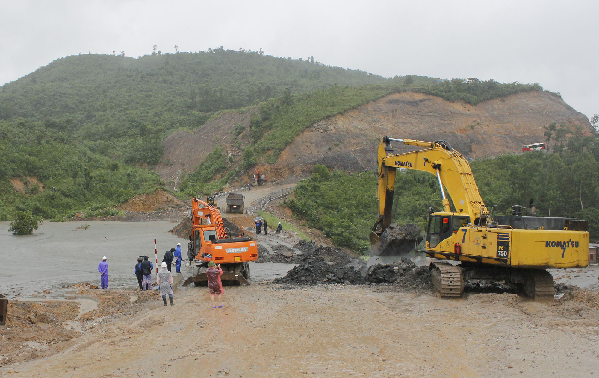 Công nhân và thiết bị của Tập đoàn than và khoáng sản VN đang cứu đập 790    ảnh: Lê Tân