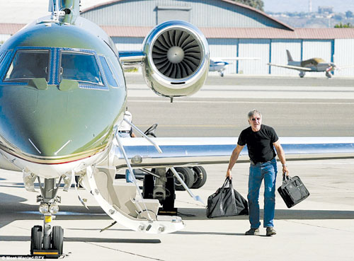 Harrison Ford bên chuyên cơ Cessna 680 - Ảnh: Daily Mail