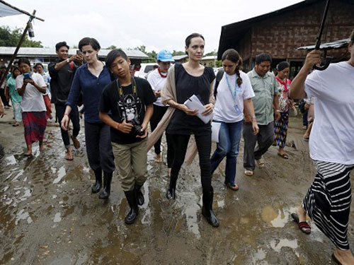 Pax Thiên cùng mẹ đến thăm một trại tị nạn ở Myanmar - Ảnh: Reuters.