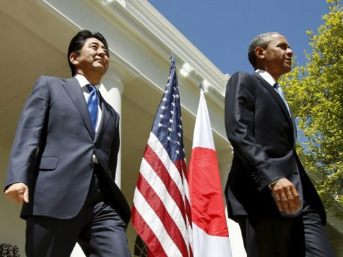 Thủ tướng Nhật Shinzo Abe (trái) là một trong 35 mục tiêu tuyệt mật của NSA - Ảnh: Reuters