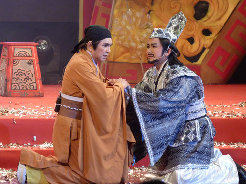 Nghệ sĩ Chí Tâm (vai thiền sư Đông Sơn, trái), Lê Tứ (nhà vua) trong trích đoạn Đường gươm Nguyên Bá - Ảnh: H.K