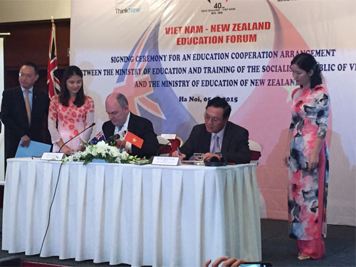 Bộ trưởng Joyce và Bộ trưởng Giáo dục Phạm Vũ Luận ký Bản thỏa thuận hợp tác giáo dục song phương giữa New Zealand và VN - Ảnh do Đại sứ quán New Zealand cung cấp
