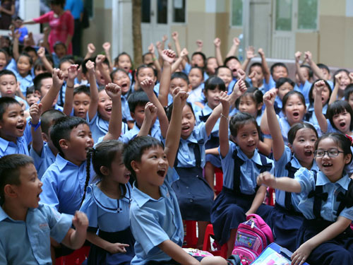 Học sinh Trường tiểu học Đinh Tiên Hoàng (TP.HCM) trong ngày tựu trường sáng 17.8 - Ảnh: Đào Ngọc Thạch