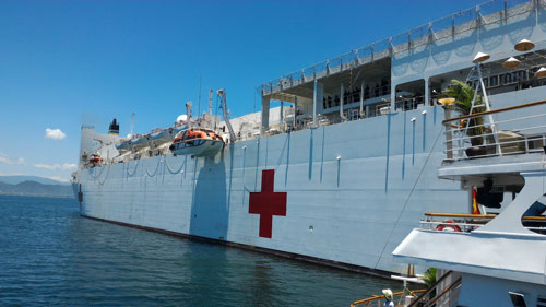 Mục kích tàu bệnh viện “khủng” của hải quân Mỹ trên vịnh Đà Nẵng