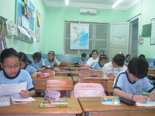 Hằng ngày học sinh của Trường tiểu học Vạn Tường sinh hoạt trong lớp học chỉ có 27 m2 - Ảnh: Hải Dương