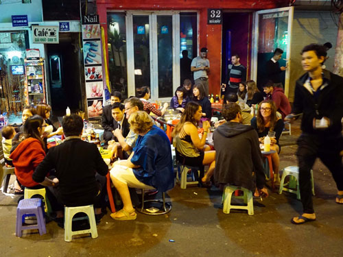 Du khách ăn đêm ở phố cổ Hà Nội - Ảnh: Ngọc Thắng