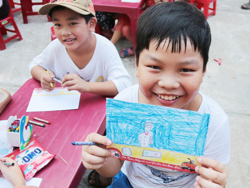 Bé hào hứng vẽ và khoe ước mơ tại trường THCS Quang Trung, Quảng Nam.