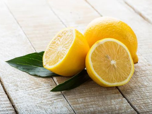 Vitamin C và axit citric trong chanh giúp dưỡng trắng và mờ thâm