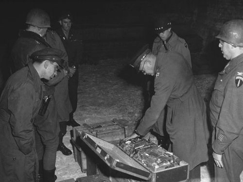 Tướng Dwight Eisenhower, Tư lệnh quân Đồng minh, kiểm tra những thùng vàng tịch thu của Đức Quốc xã năm 1945 - Ảnh: AFP