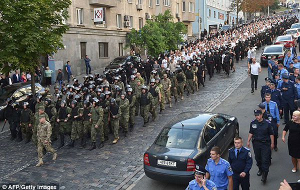 Cảnh sát Ukraina lập hàng rào bảo vệ CĐV Legia Warsaw	- Ảnh: AFP