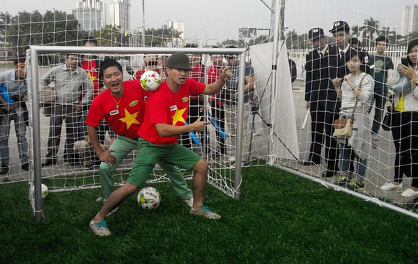 Xuân Bắc và cựu cầu thủ Hồng Sơn trên sân cỏ của FC Ngôi Sao - Ảnh: N.V.C.C
