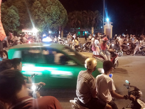 Cảnh tụ tập đông người “đi xem hai cố gái đánh nhau” trên một đoạn đường Hà Huy Tập, TP.Huế tối 22.8 - Ảnh: Đ.T