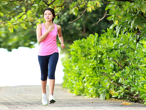 Đi bộ nhanh giúp giảm nguy cơ đột quỵ - Ảnh: Shutterstock