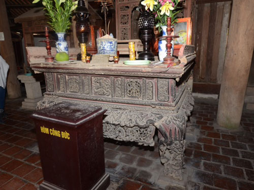 Chiếc hương án tại Phủ thờ chùa Bút Tháp trước khi bị cháy - Ảnh tư liệu của Viện Bảo tồn di tích