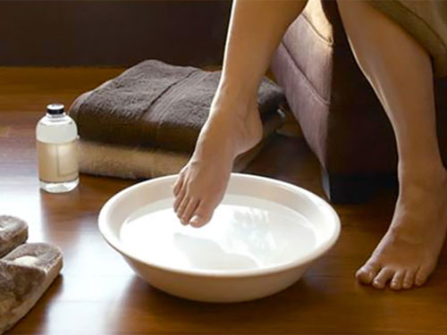 Dưỡng móng bằng giấm táo và muối như ở spa