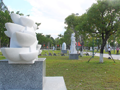 Một góc vườn tượng điêu khắc “Ấn tượng Quảng Nam” - Ảnh: H.X.H