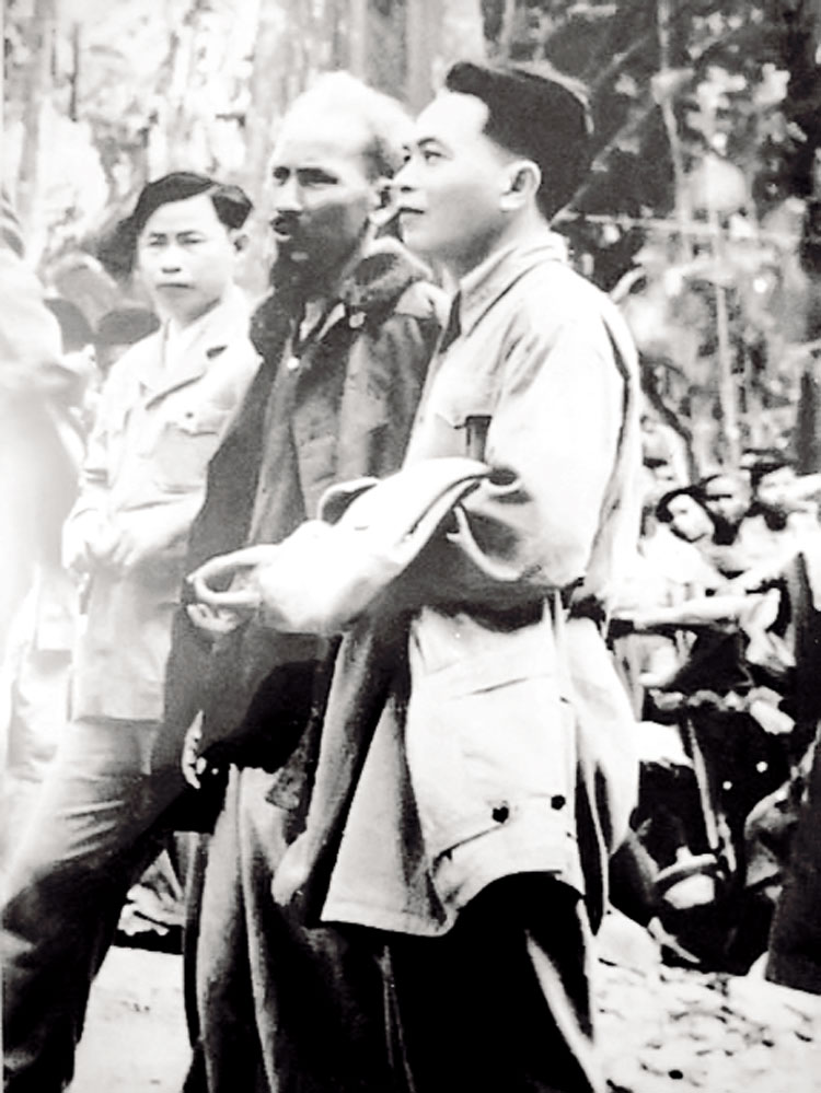 Thiếu tướng Chu Văn Tấn, Chủ tịch Hồ Chí Minh, Đại tướng Võ Nguyên Giáp tại Chiến khu Việt Bắc (2.1951) - Ảnh: Chu Vân Anh