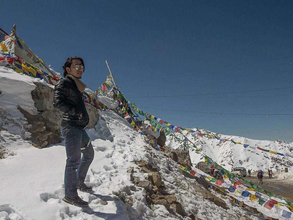 Hoàng Lê Giang tại đèo Khardung La (Ấn Độ) - một trong những đèo cao nhất thế giới - Ảnh: N.V.C.C