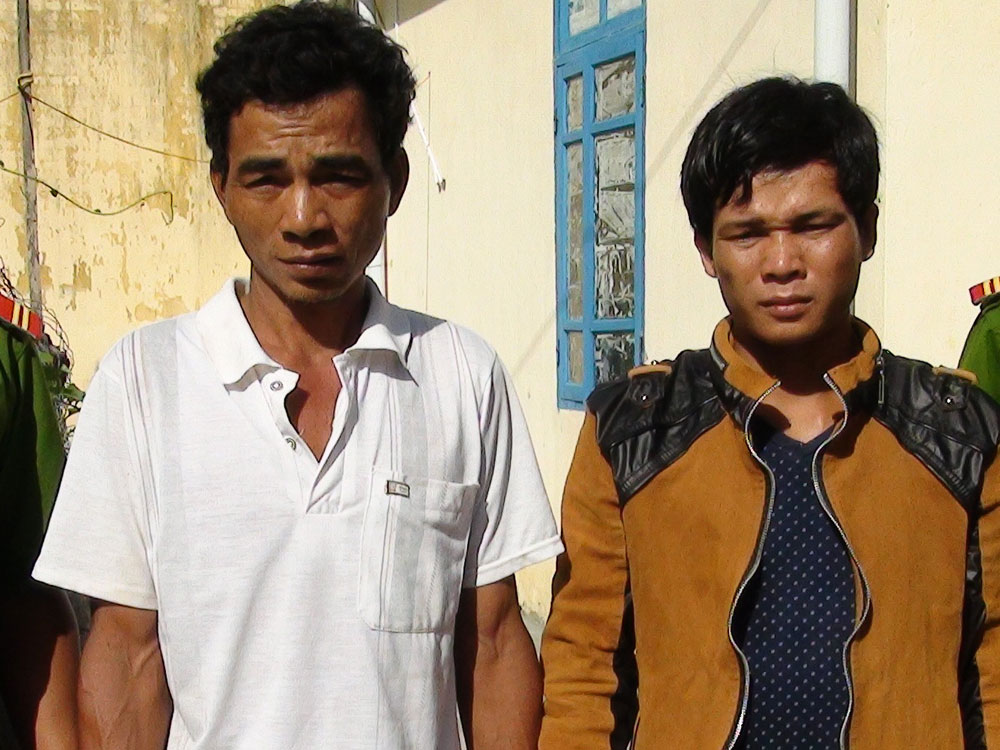 Nay Loang (phải), Ksor Cheo bị bắt để điều tra về tội giết người - Ảnh: Văn Ngọc