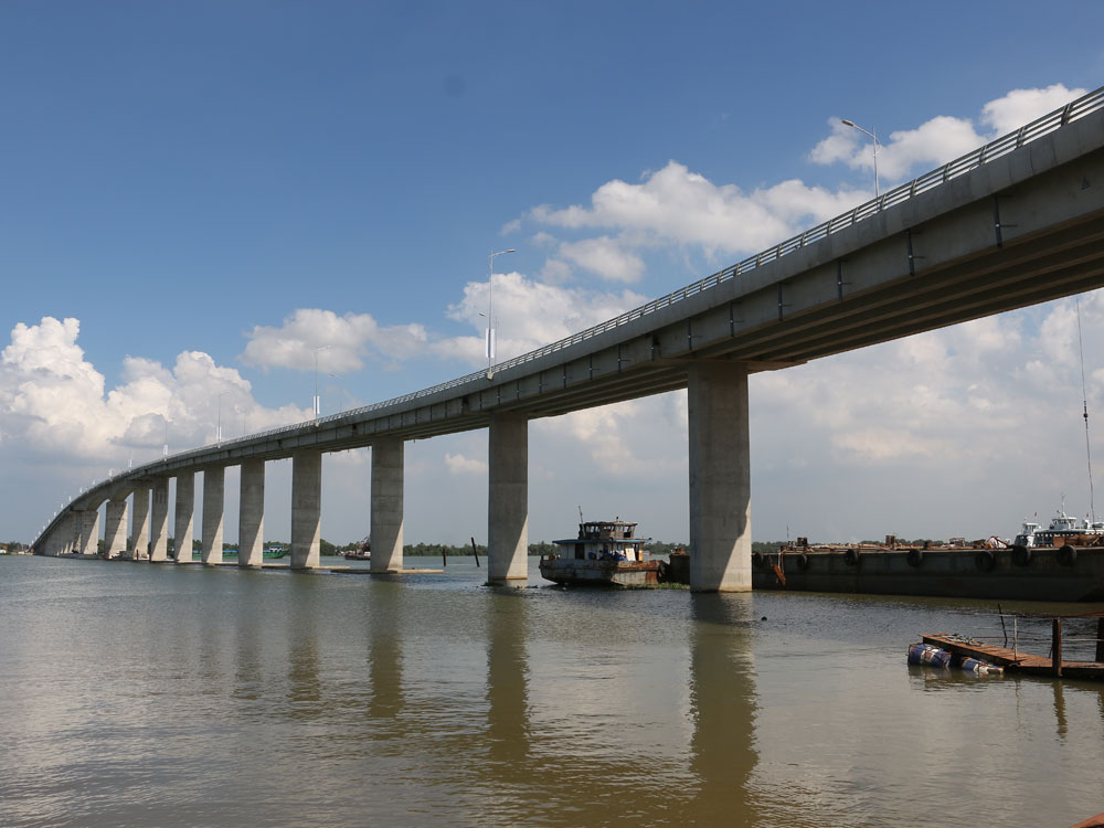 Việc đưa vào vận hành cầu Mỹ Lợi đã rút ngắn thời gian di chuyển từ Tiền Giang, Long An tới TP.HCM - Ảnh: Đình Sơn