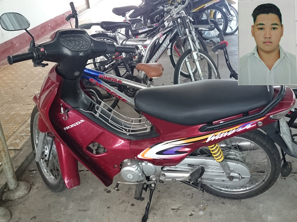 Duy và chiếc xe máy dùng để gây án - Ảnh: Nguyễn Long
