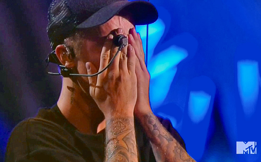 Khoảnh khắc xúc động của Justin Bieber trên sân khấu. Ảnh chụp từ clip