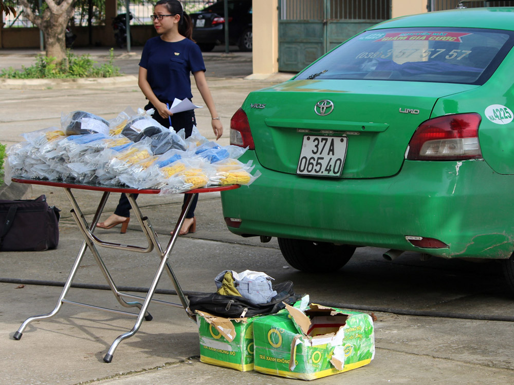 Xe taxi và hơn 3.000 kíp nổ bị CSGT bắt giữ - Ảnh: Hải Tần