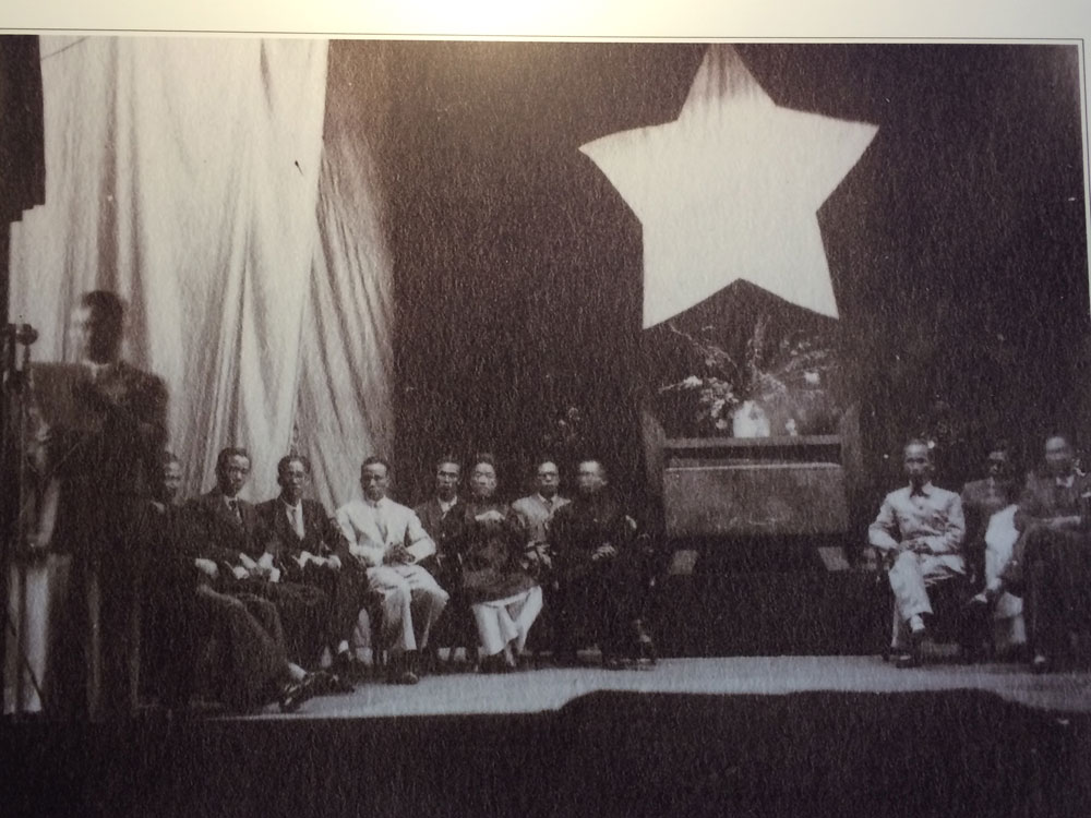 Cố vấn Vĩnh Thụy (ngoài cùng bên phải), Chủ tịch Hồ Chí Minh và các thành viên Chính phủ dự Tết Độc lập đầu tiên (1.1.1946) - Ảnh: tư liệu