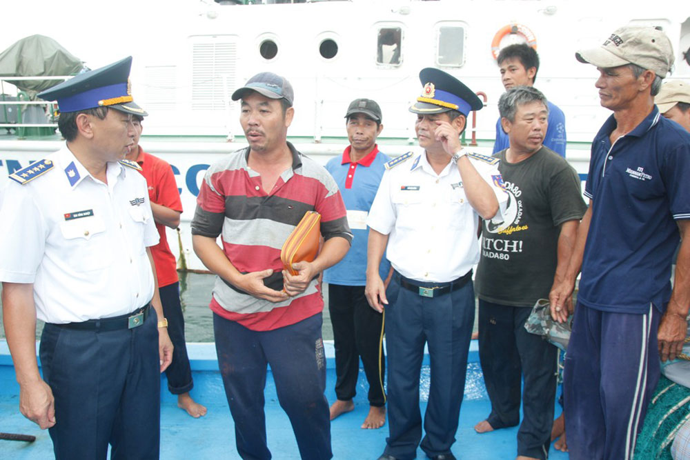 Lãnh đạo Bộ tư lệnh Vùng CSB 2 thăm hỏi các ngư dân trên chiếc tàu cá bị nạn
