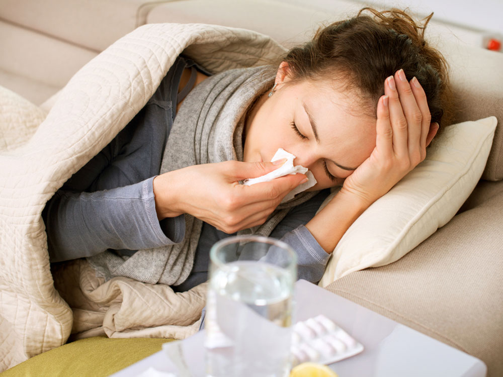 Cần đến các cơ sở y tế để thăm khám kỹ lưỡng khi bị cảm sốt bất thường - Ảnh: Shutterstock