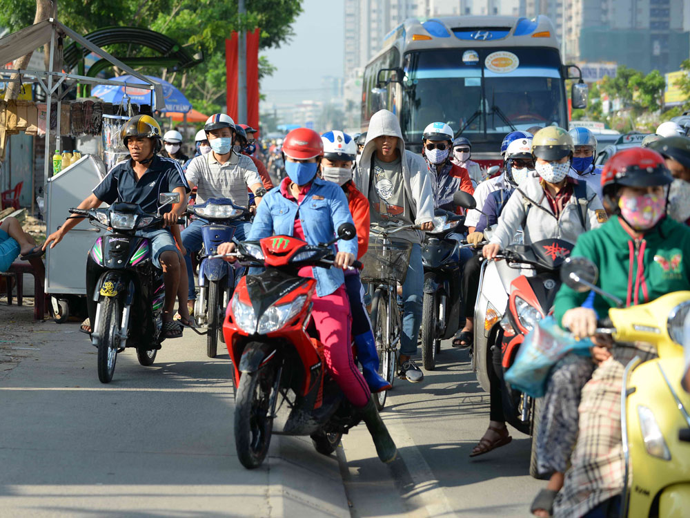 Hàng nghìn phương tiện chen chúc trên đường Nguyễn Hữu Thọ, hướng từ Q.7 qua Q.4, Q.1