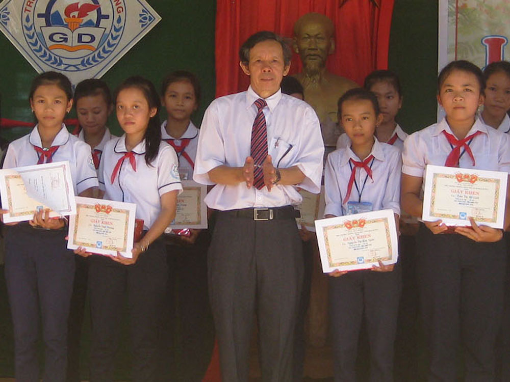 Thầy Tấn (giữa) và các học sinh nhận thưởng cuối năm - Ảnh: nhân vật cung cấp