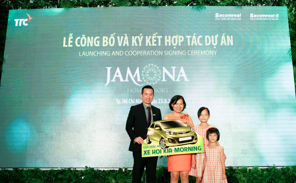 Khách hàng Lê Thị Hạnh (Q. Tân Bình) trúng thưởng xe hơi trong Chương trình