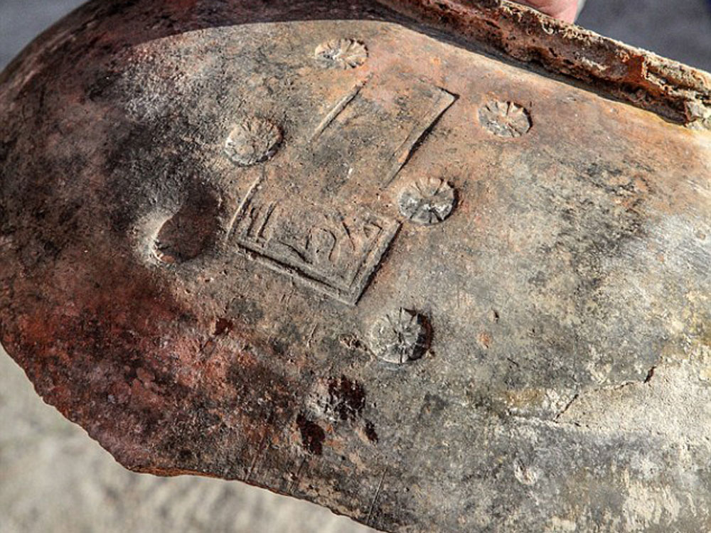 Mảnh gốm có dấu triện được cho là từ thời nền văn hóa Saka-Usun - Ảnh: The Siberian Times