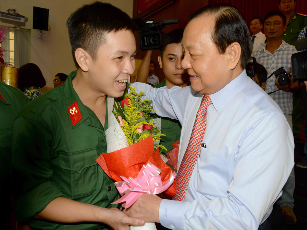 Ủy viên Bộ Chính trị, Bí thư Thành ủy TP.HCM Lê Thanh Hải tặng hoa cho các tân binh