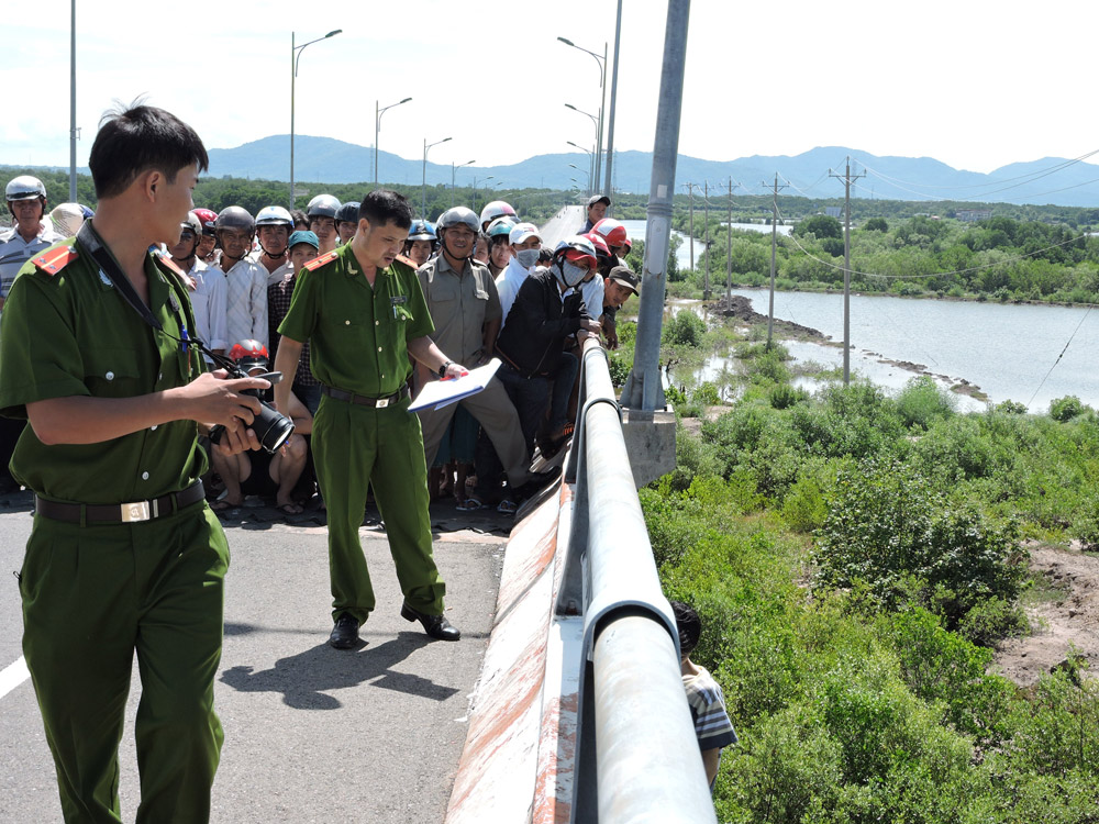 Thi thể chết trong tư thế treo cổ giữa cầu