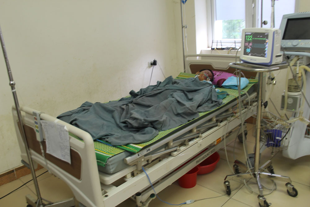 Cháu Long đang nằm điều trị tại Bệnh viện Sản nhi Nghệ An - Ảnh: Phạm Đức