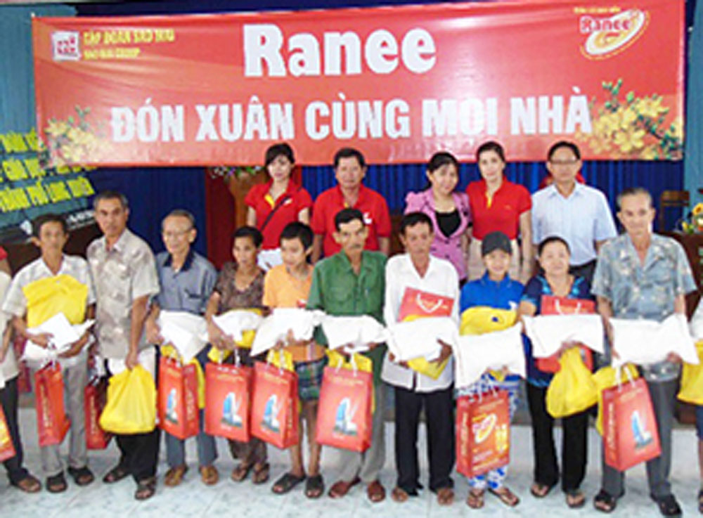 Đại diện Sao Mai Group tặng quà tết cho hộ nghèo - Ảnh: Sơn Mạch